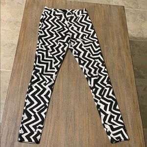 H & M Small Leggings Black and White Zig zag